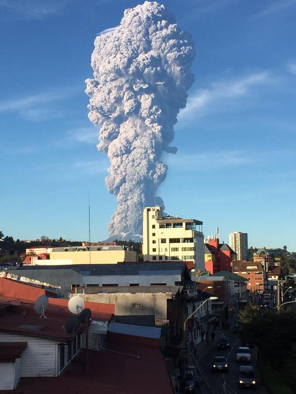 칠레 화산 폭발 . 칠레 칼부코 화산 폭발로 주민들 긴급 대피.