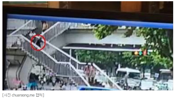 중국여성, 스마트폰보다 계단에서 굴러떨어져 숨져..