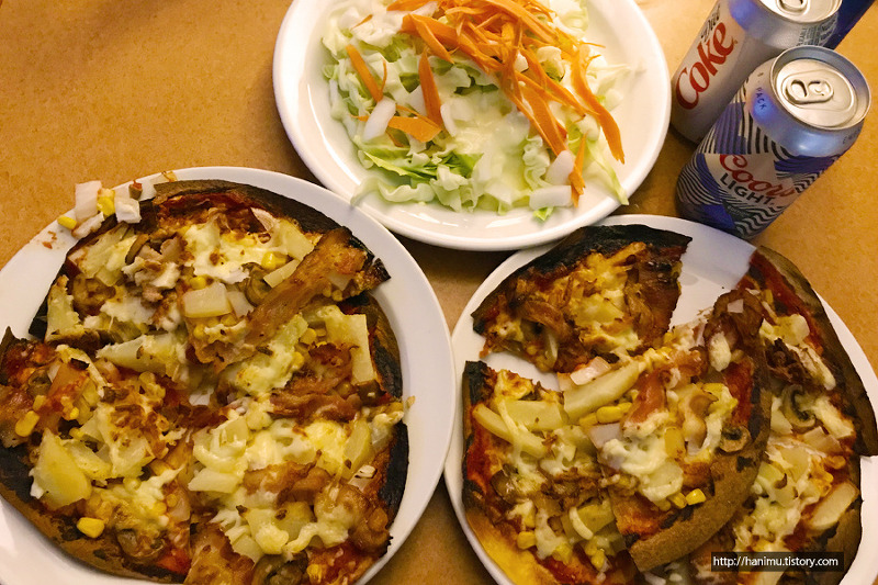 우린 아주 잘 먹고 산다: 윤식당 불고기, 치즈불닭볶음면, 또띠아 피자 등등