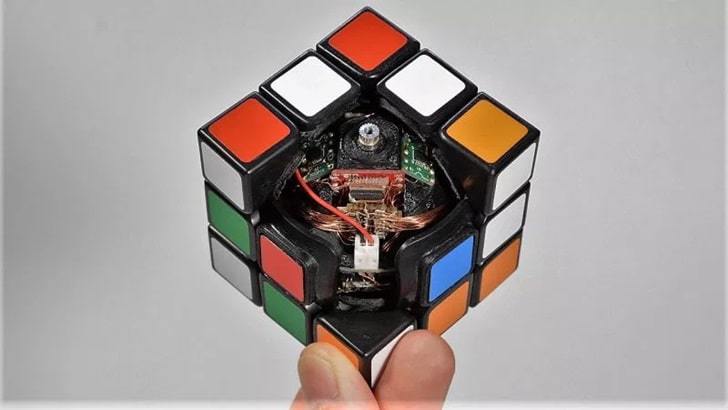 자신을 스스로 맞추는 루빅스큐브 '전자동 매직 큐브' 개발한 일본