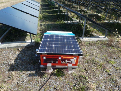 로봇으로 태양광 발전소의 잡초를 밟는 잡초 대책 방법