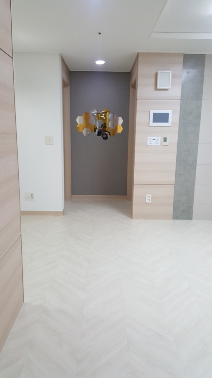 신혼집 인테리어-수원 25평 아파트 실크벽지 도배, 헤링본 장판 지그재그 마루 무늬 바닥 시공