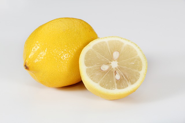 레몬을 잘라서 침실에 둬 보세요.