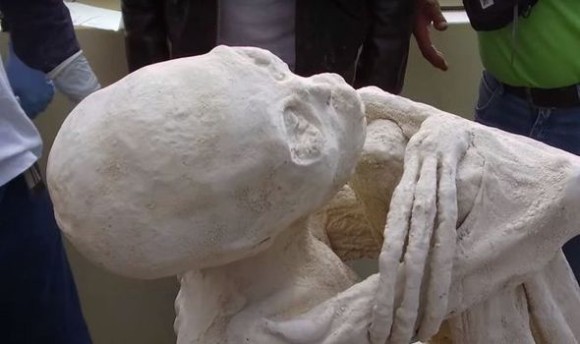 페루 나스카에서 발견된 3손가락을 가진 기묘한 인간형의 미이라