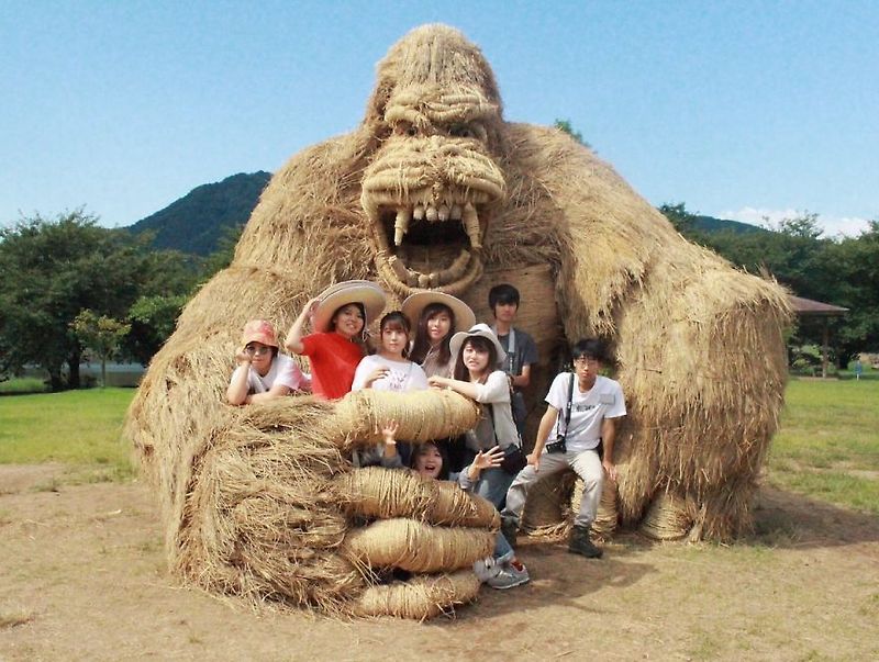 일본에서 볏짚으로 만든 예술적인 동물모양의 조형물들 구경하세요
