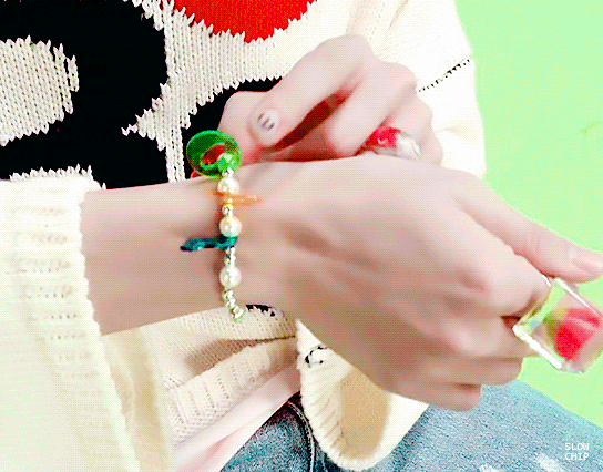 [방탄소년단 BTS 제이홉] 악세사리 설명하는 호비 손 예쁘기도 하지 좋은정보