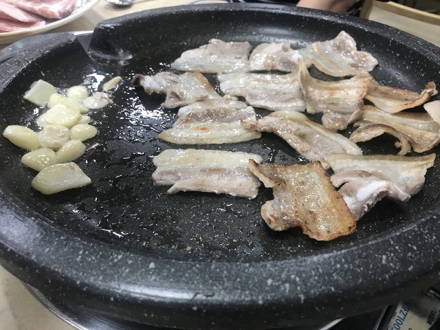 신당역 냉동삼겹살 끝판왕 '곰부부 식당'