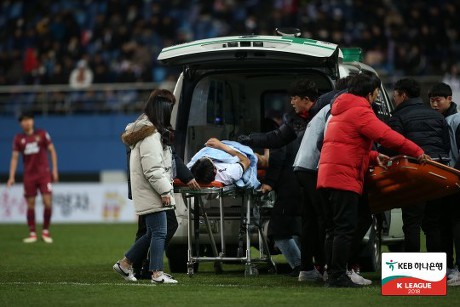 광주FC 이승모 선수, 아찔한 충돌후 한때 의식잃어