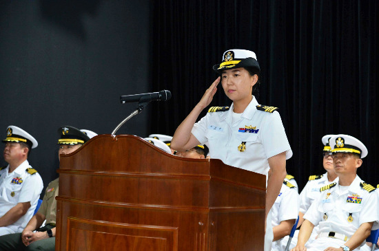 한국 최초 여군 함장 안희현 소령 고령함 함장으로 취임