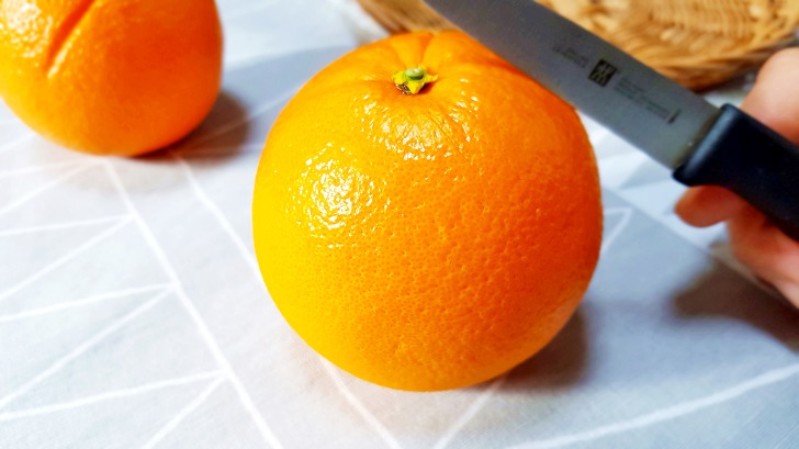 오렌지 전용 칼 없이도 손쉽게 '오렌지 껍질 까는 방법'