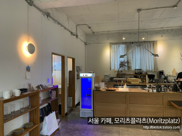 신촌/홍대 카페 추천, 빈티지가구와 포스터 소품샵 모리츠플라츠(Moritzplatz)