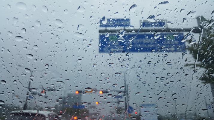 비 오는 날 빗방울이 모여 자동차 앞 유리창을 흐리게 적시듯 깊어진 사랑