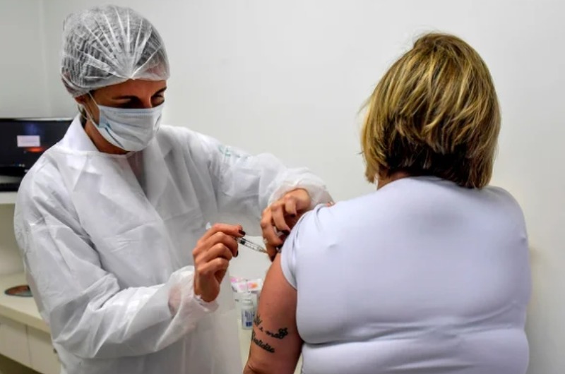 과학자들이 선도하는 코로나 바이러스 백신 시험 중단에 반응