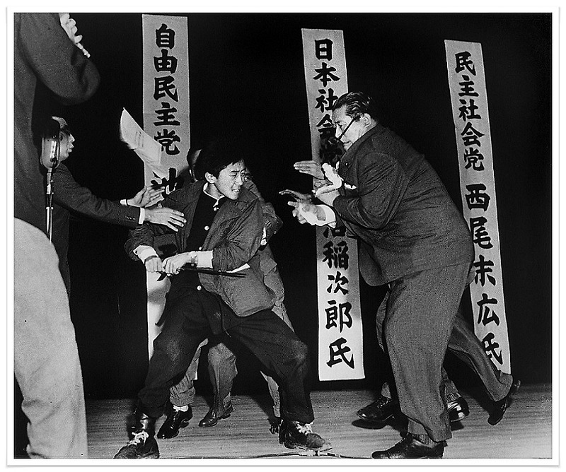 1960년 도쿄에서 암살하는 장면