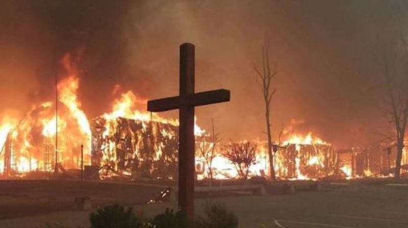 캘리포니아 산불 속에서도 건재한 십자가