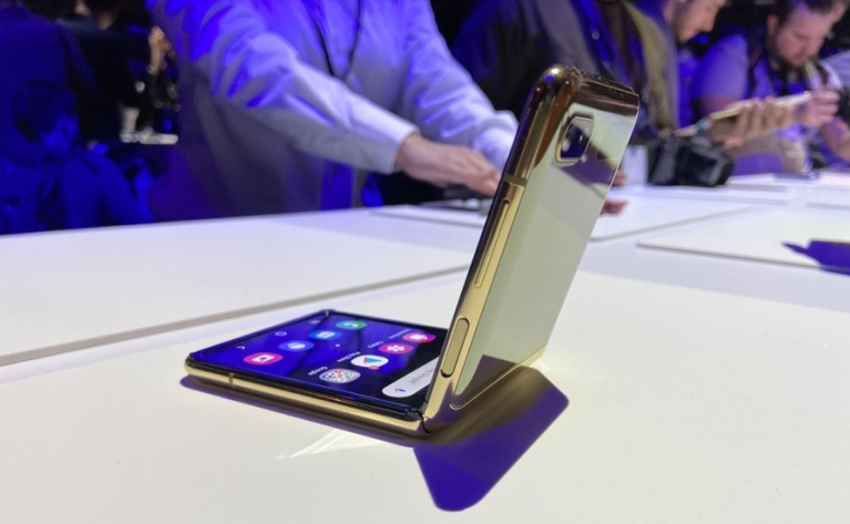 삼성전자 갤럭시 Z 플립, 폴더블 스마트폰이 출시되었네요 Samsung Galaxy Z Flip, Foldable Smartphone 짱이네