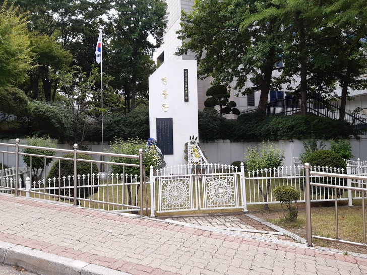 [역사탐방] 서울대학교 병원 ‘이름 모를 자유 전사자의 비’ 현충탑