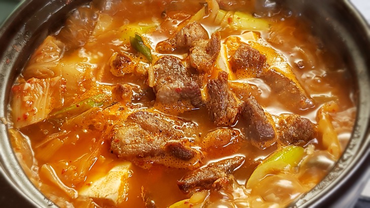 쫀득한 식감이 일품! '골목식당 튀긴 돼지고기 김치찌개' 만드는법