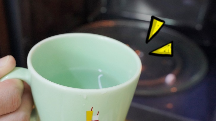 물 한컵으로 끝내는 전자레인지 청소법!