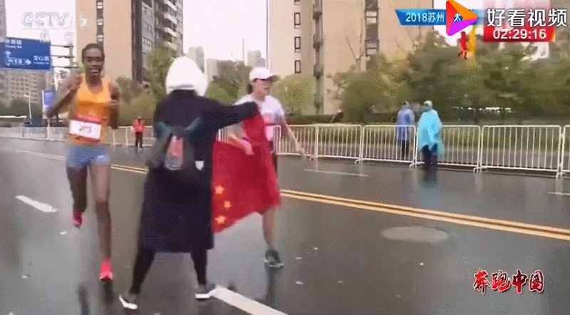 중국 마라톤 대회에서 중국국기 오성홍기 버린 선수? 잘못된 애국심 화제~!