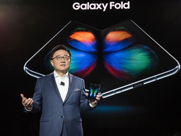 미래 스마트폰 삼성이 표준, '갤럭시 폴드' 4월 출시, 222만원