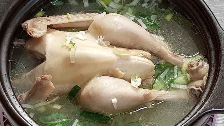 닭의 기름을 잘 제거하여 담백하고 진한 닭백숙 끓이는 방법