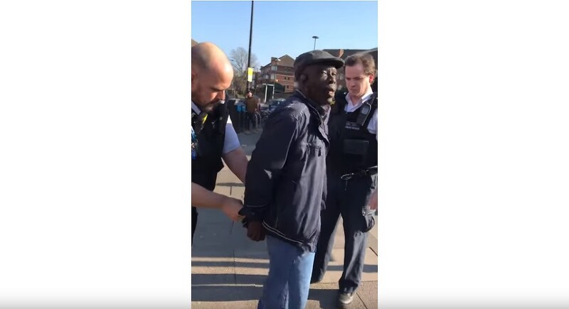 런던에서 노방 전도자 체포 : 평화를 깨뜨린다는 이유로