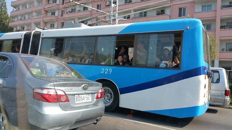 북한 평양의 출퇴근 버스와 택시 그리고 버스 정류장의 풍경