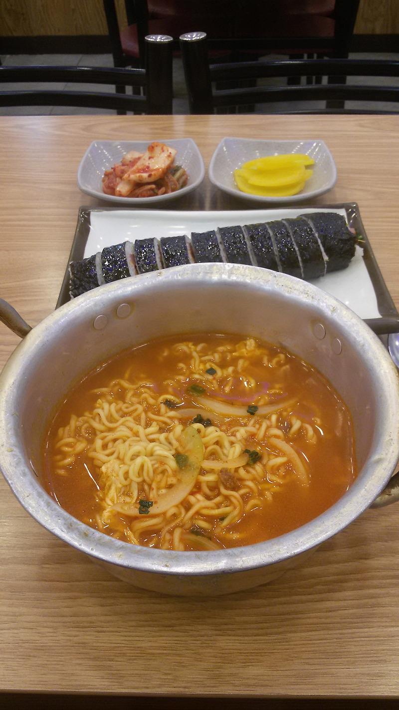 야식으로는 라면에 김밥
