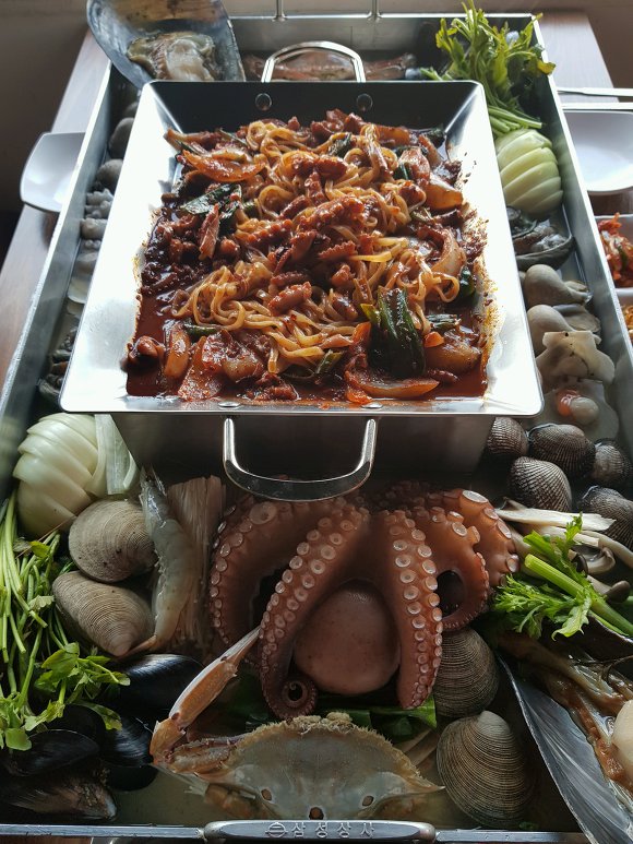 낙지비빔칼국수와 닭, 해산물이 이웃사촌 생생정보 한집세가족 대왕철판 맛집