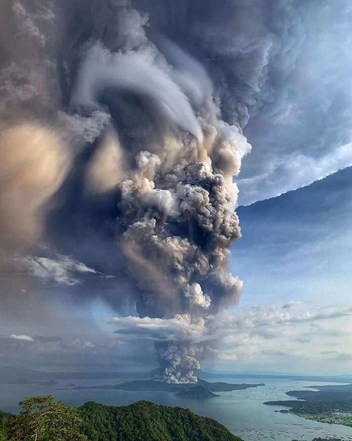 호주 산불  재난에 이은 필리핀 화산 폭발! 생생한 사진들 확인