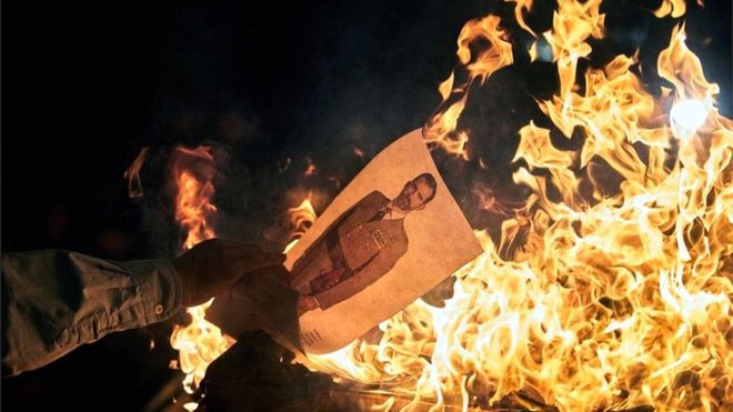 카탈로니아 위기 : 분리 주의자들은 스페인 왕의 사진을 태운다.