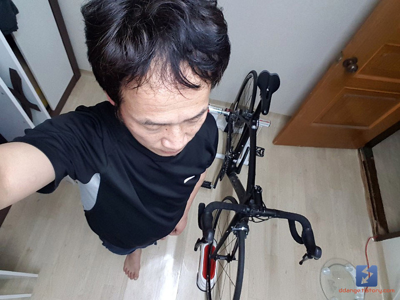 집에서 자전거를 탄다.