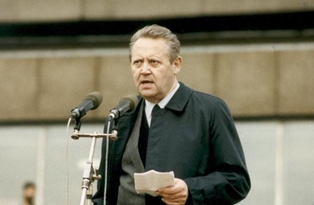 베를린장벽 붕괴를 만들어낸 권터 샤보브스키는 누구인가?
