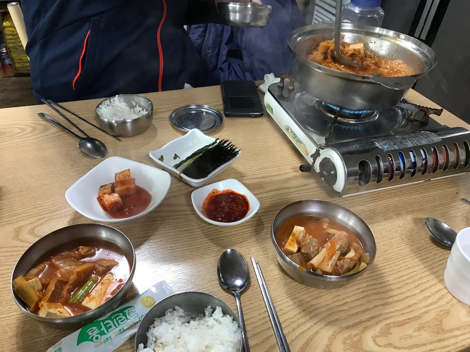 이화김치찌개 중화역 '푸짐한 김치찌개의 참맛'