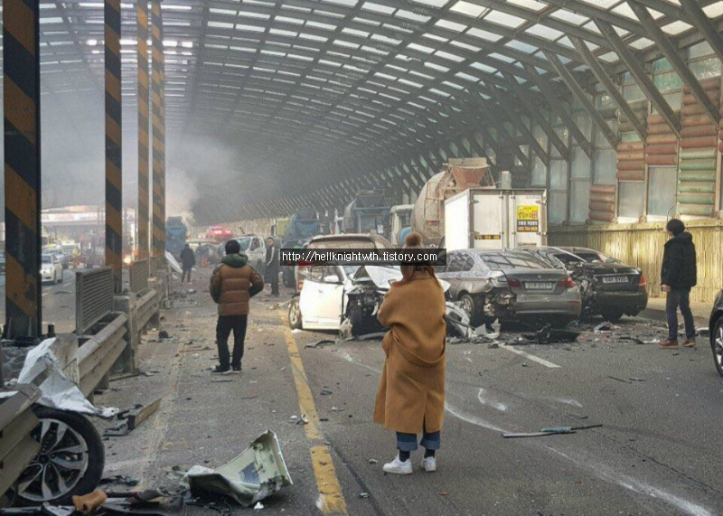 [긴급]용인 꽃메교차로 부근(경기 성남 분당)-외각순환도로 29중 추돌사고 현장 사진