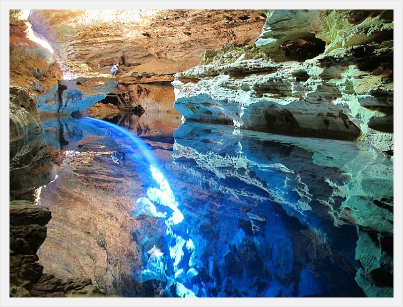 수영과 잠수, 트래킹에 둘러쌓인 세계의  아름다운 동굴의 신비