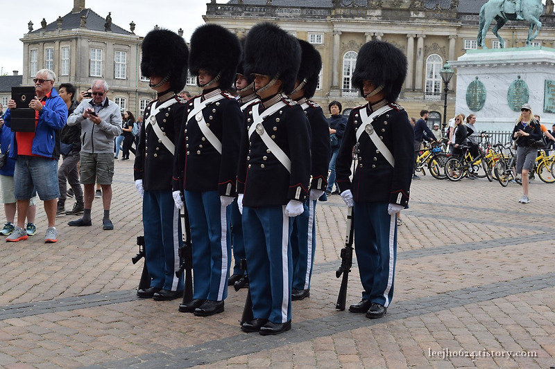 #5 [덴마크 코펜하겐] 아말리엔보르 궁전(Amalienborg), 근위병 교대식