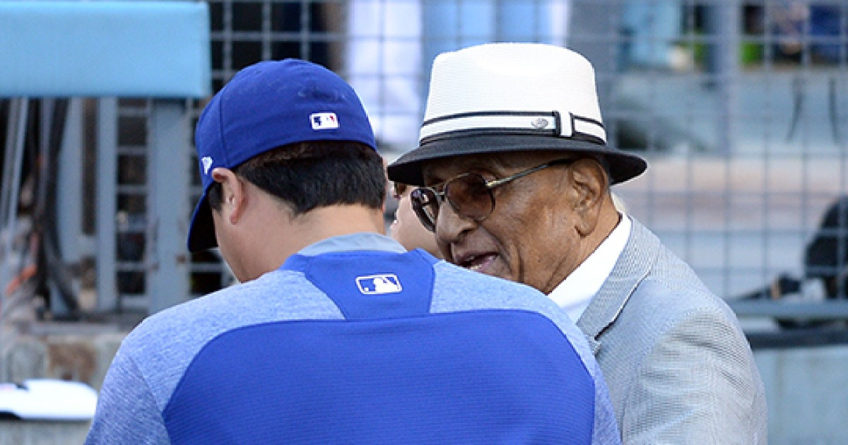 [M+포토] 돈 뉴컴에게 이쁨 받는 류현진