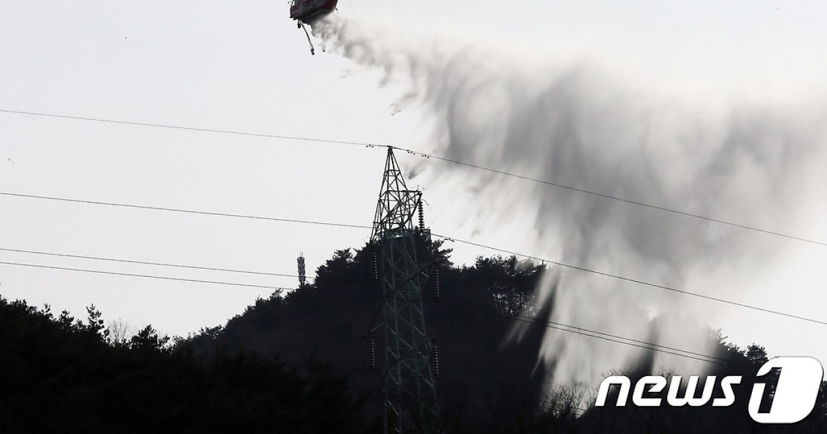 대구 수성구 형제봉 산불..헬기 7대 동원 80%쯤 진화