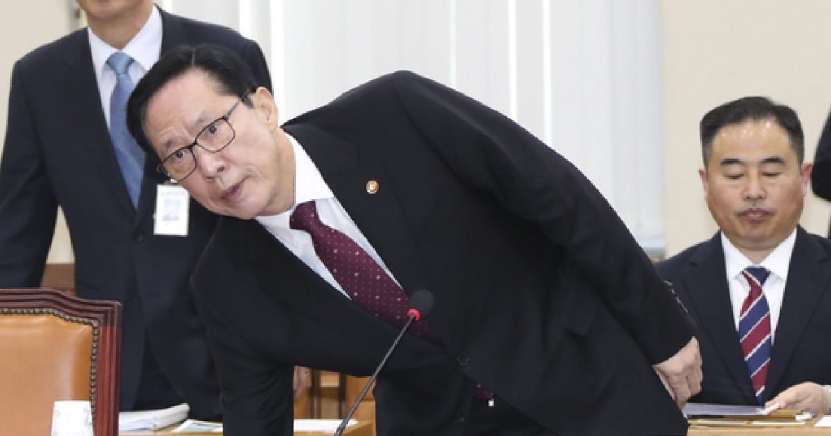 정치권의 '송영무 딜레마'..한국당은 동정, 민주당은 전전긍긍