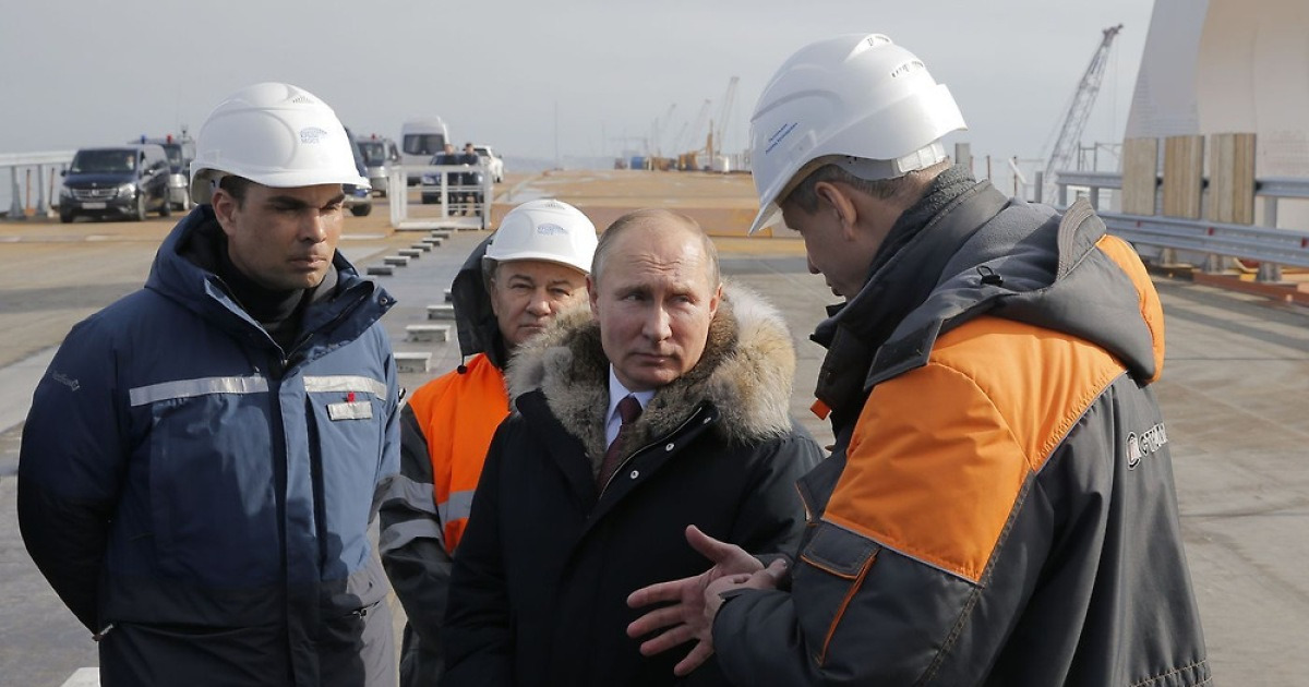 [사진] 크림반도 연결 교량공사 상황 설명듣는 푸틴