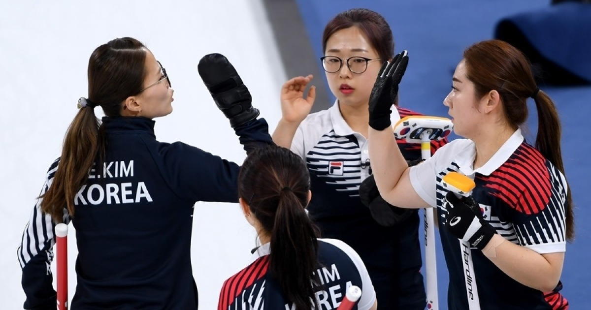 '기분 좋은 출발' 한국 여자 컬링, 세계선수권 첫 경기서 승리