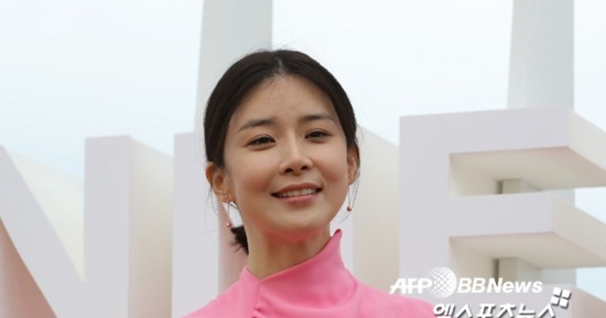 '마더' 이보영, 칸 시리즈 페스티벌 참석..핑크 드레스로 뽐낸 미모 [화보]