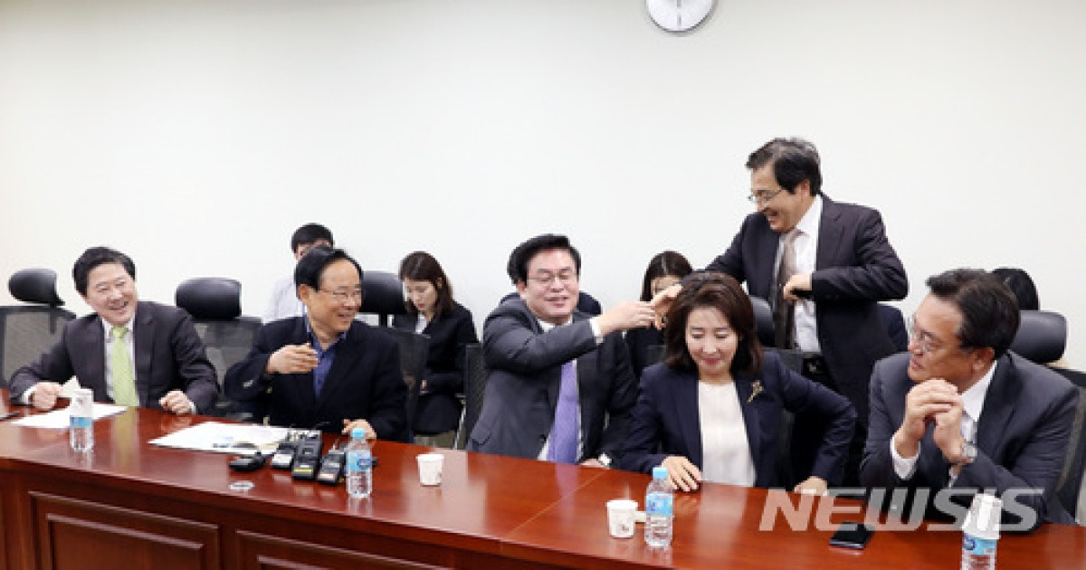 자유한국당 비홍모임 참석하는 심재철 의원