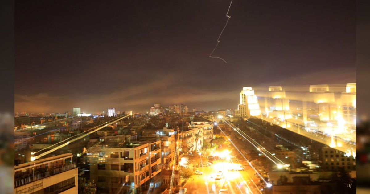 밤하늘 가른 미사일 불빛..시리아 수도서 6차례 큰 폭발