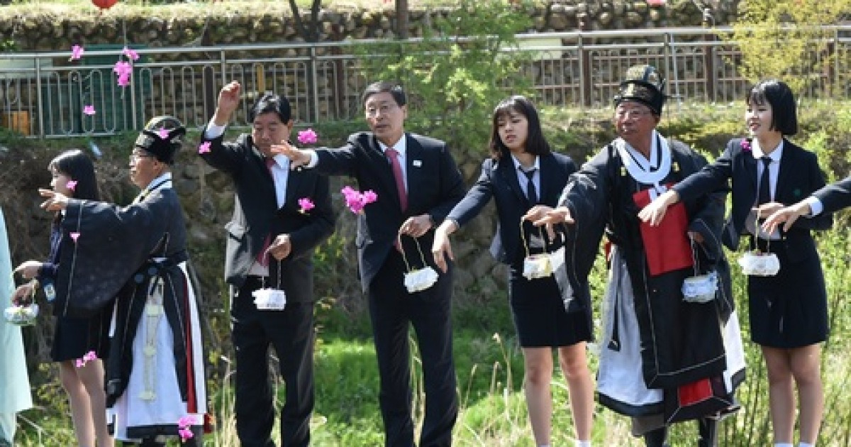 주왕산 수달래축제 '수달래 꽃잎 띄우기'