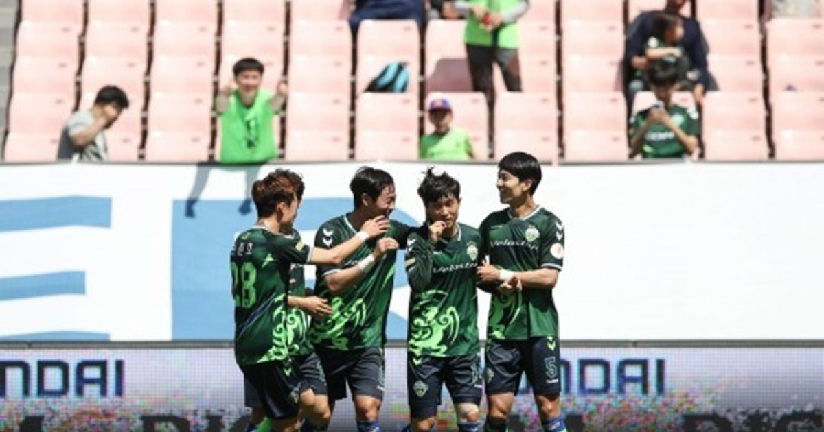 [SPO 현장리뷰] 1, 2위 싸움답다..'10명' 전북, '9명' 수원에 2-0 승리