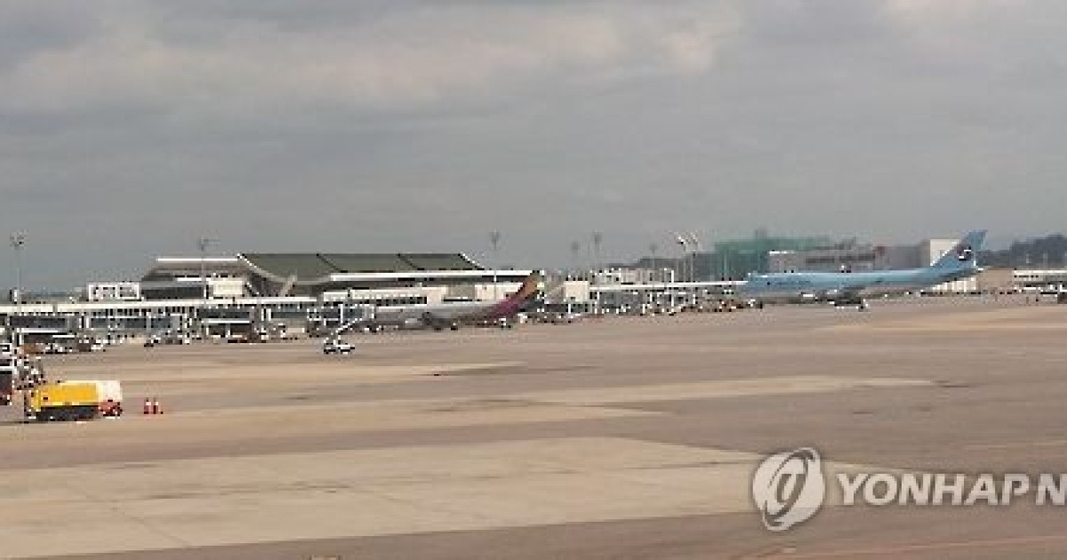 김포공항서 대한항공-아시아나기 충돌..기체 일부 손상(2보)
