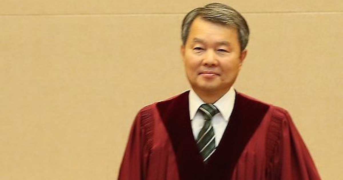 '양심적 병역거부' 판결 위해 입장하는 헌재소장